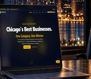 Portal Chicago.onl na laptopie
